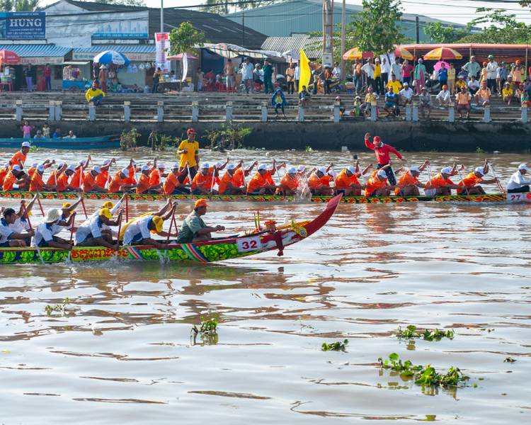 Lễ hội đua thuyền ở các tỉnh miền Tây Nam Bộ thường sử dụng ghe ngo là chủ yếu.
