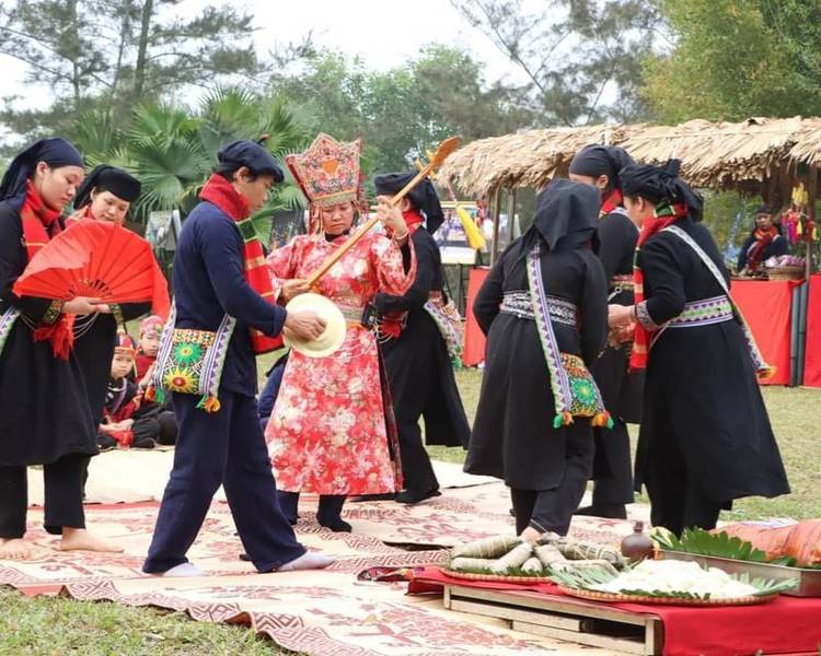Nghi thức cúng thần linh tại lễ hội Lồng Tồng.