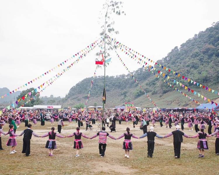 Nghi lễ dựng nêu tại lễ hội Gầu Tào.@Báo Lao Động