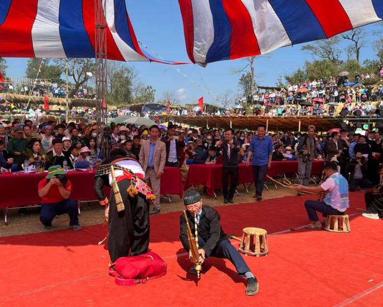 Các cuộc thi khoe tài hoặc trò chơi dân gian là điều không thể thiếu tại lễ hội Gầu Tào.