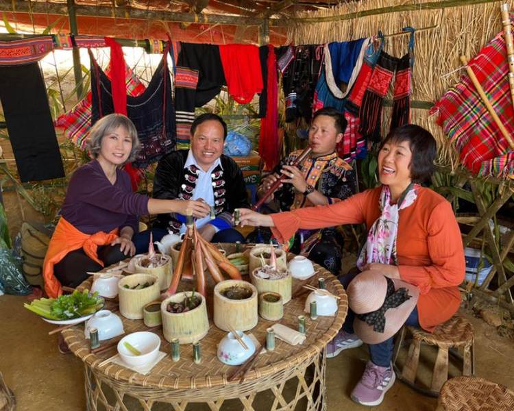 Tới chợ phiên ở lễ hội Gầu Tào để thưởng thức các món ăn đặc sản của vùng núi phía Bắc.@Báo Nhân Dân