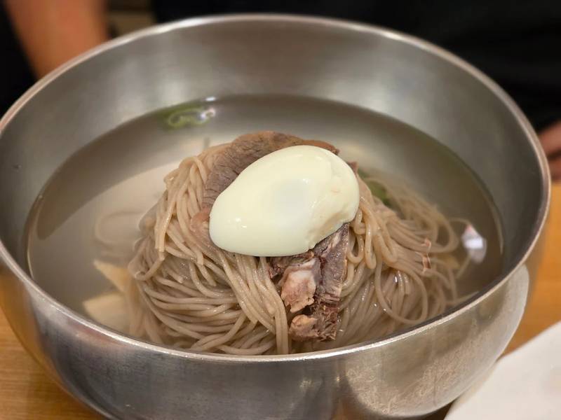 Mì lạnh chuẩn Bình Nhưỡng với mì kiều mạch mát lạnh ở quán Jungin Myeonok. 