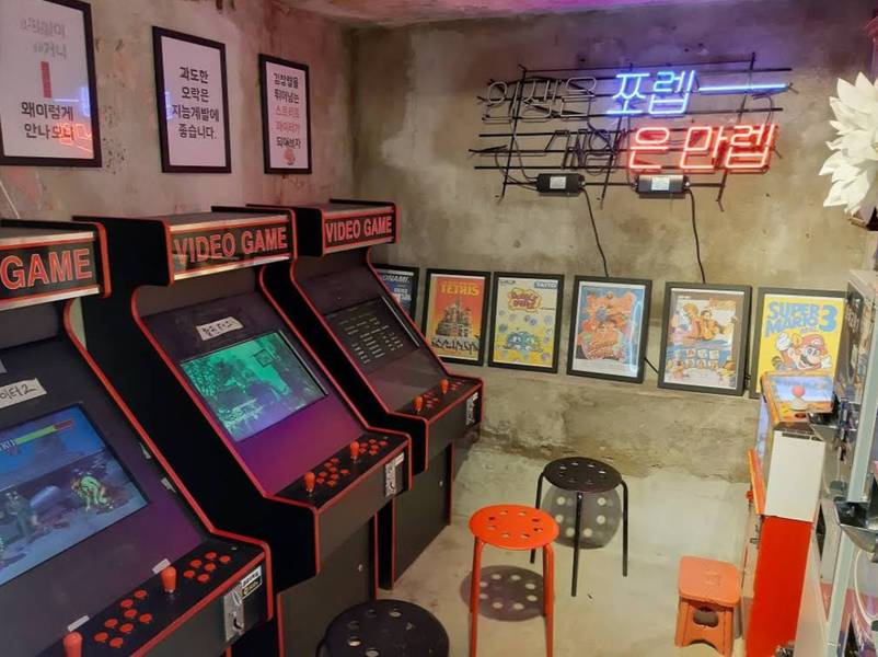 Kom Kom Acrade với những chiếc máy chơi game cổ.