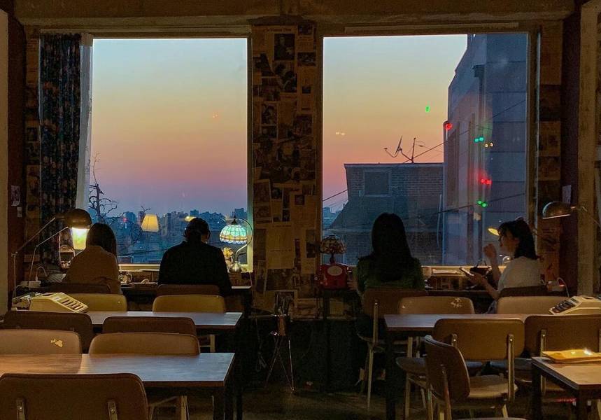 Cafe Tajagi với tầm nhìn toàn cảnh Haebangchon. 