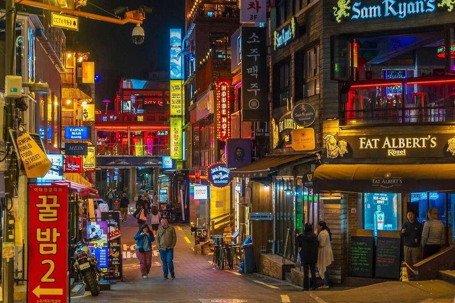Itaewon là khu phố sầm uất bậc nhất Seoul.