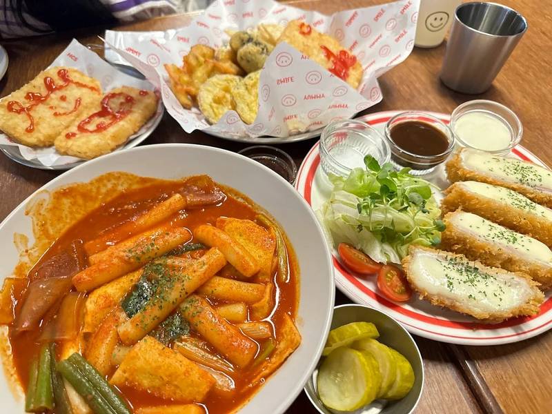 Quán ăn Happy Cheese Smile Yeonnam nổi tiếng với món tteokbokki cay nồng đậm vị. 