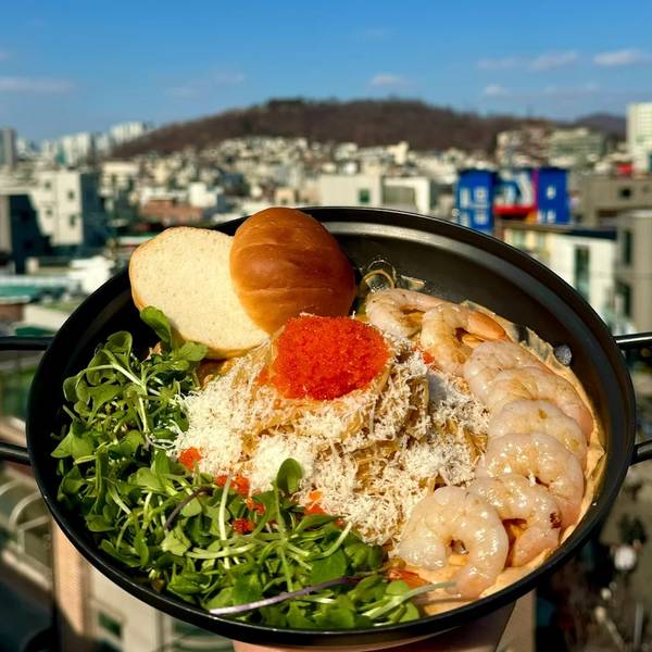 Thưởng thức món ăn thơm ngon giữa khung cảnh Hongdae từ trên cao từ Moochaeseck Hongdae Rooftop