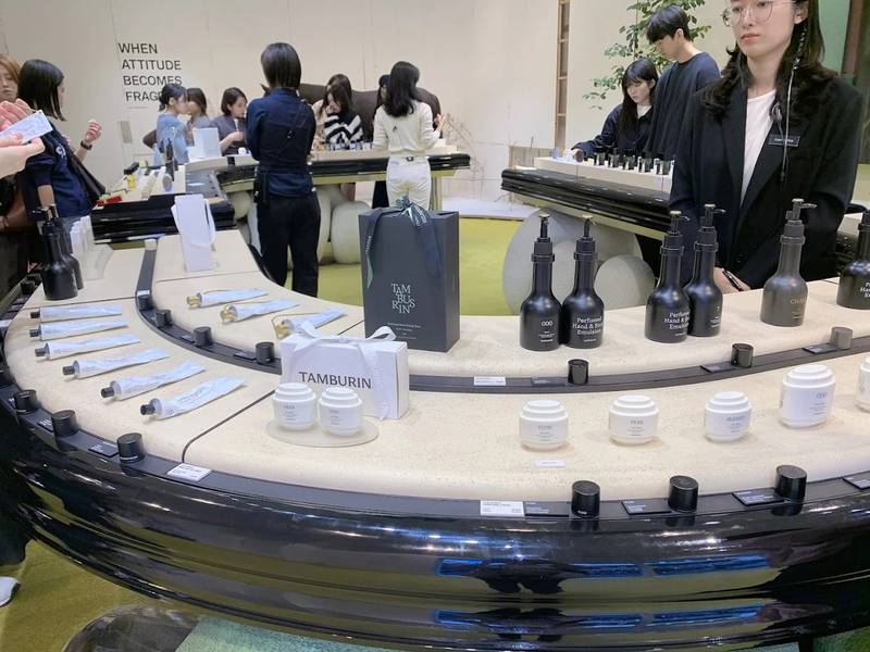 Du khách thể tìm mua được rất nhiều loại mỹ phẩm nổi tiếng tại phố Garosugil.