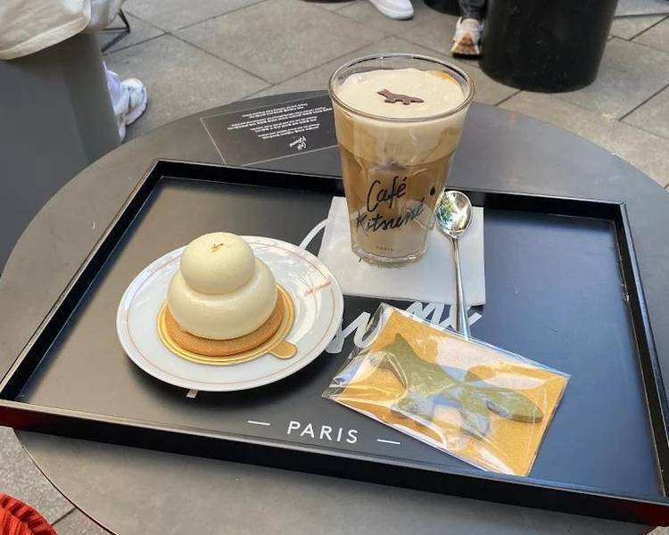 Du khách nên thử các món bánh ngọt và cà phê khi đến phố mua sắm ở Garosugil