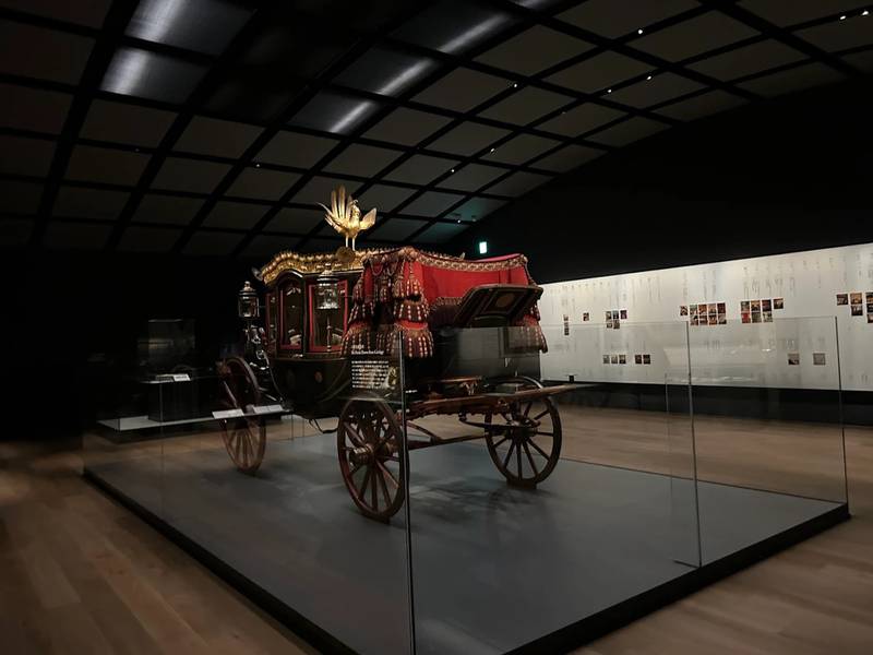 Cỗ xe ngựa dùng trong lễ cưới của Thiên hoàng là hiện vật đáng chú ý tại bảo tàng Meiji Jingu  