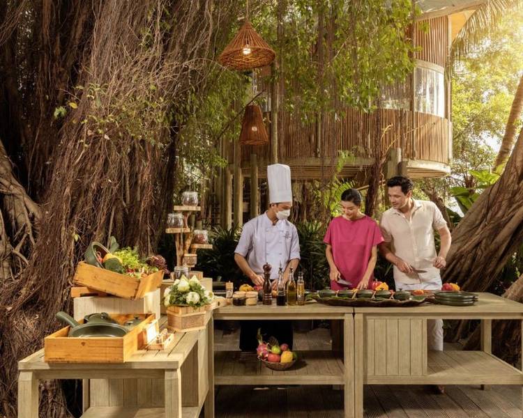Trải nghiệm lớp nấu ăn cũng là một hoạt động thú vị luôn được nhắc đến trong các bài An Lâm Retreats Saigon River review.