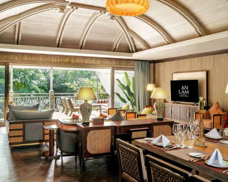 River View Signature Suite nổi bật với ban công rộng rãi và không gian sang trọng.
