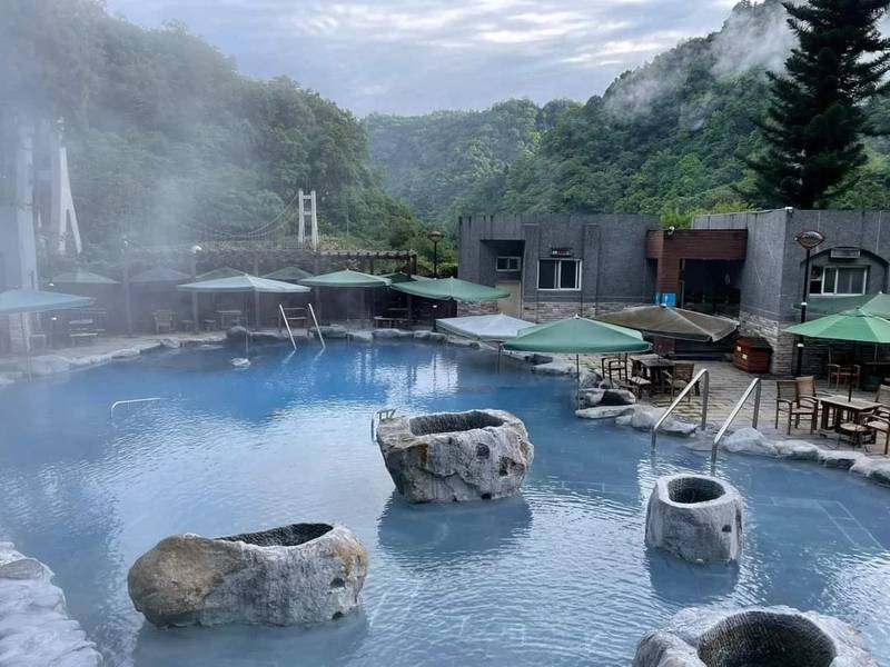 Suối nước nóng thư giãn giữa vùng trời Taipingshan bao la.