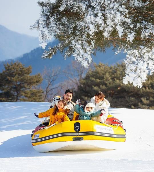 Snowy Land nằm gần Vivaldi Park Ski World được thiết kế để phù hợp cho gia đình có trẻ nhỏ. 