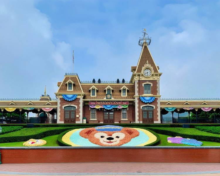Disneyland Hong Kong tại Đại Nhĩ Sơn với thiết kế bắt mắt thu hút nhiều du khách đến vui chơi.