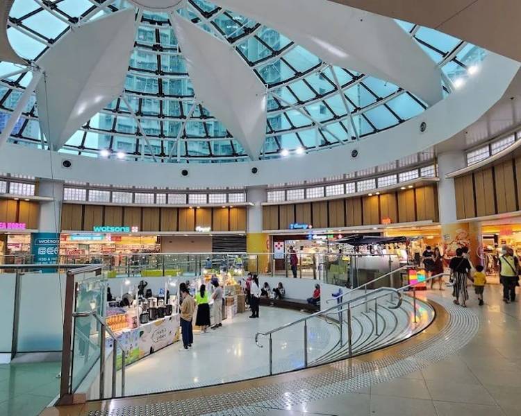 Fu Tung Plaza là địa điểm mua sắm quen thuộc của người dân địa phương.