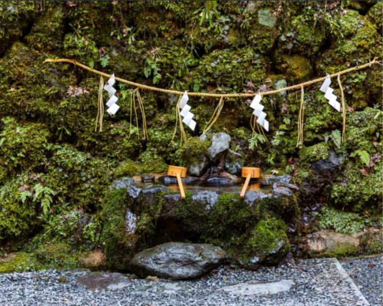 Tại Kifune Shrine có dòng suối mát lành được xem như là món quà trời ban cho Kyoto.