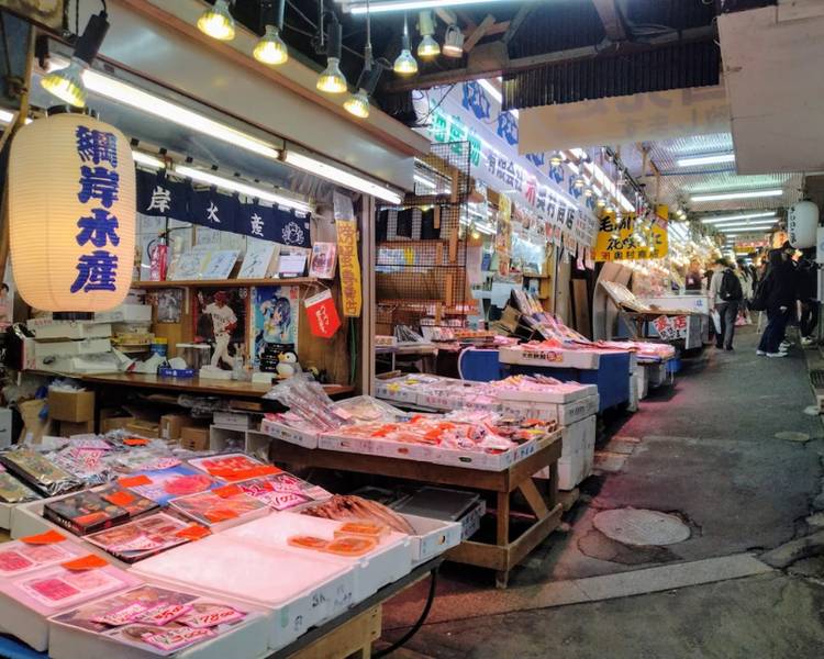 Sankaku Market là khu chợ Otaru chuyên bán những loại hải sản tươi ngon vừa đánh bắt trong ngày.