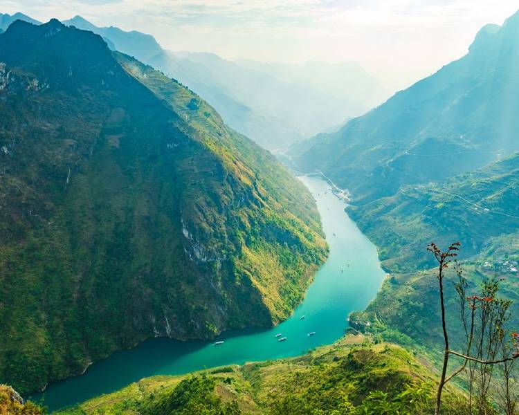 Hãy đến chiêm ngưỡng khung cảnh thơ mộng và hùng vĩ của dòng sông Nho Quế trong hành trình khám phá cao nguyên đá Đồng Văn.