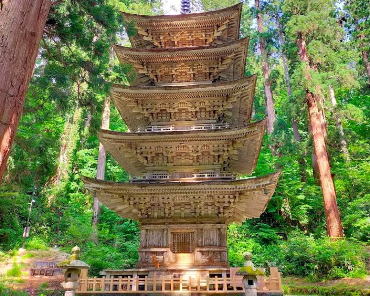 Dewa Sanzan Shrine là quần thể ba ngọn núi linh thiêng của tín ngưỡng Shugendo tại Yamagata.