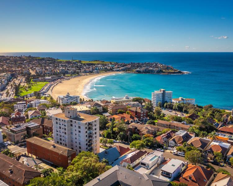 Bondi Beach với khung cảnh cát trắng và biển xanh mướt tại Sydney Úc.