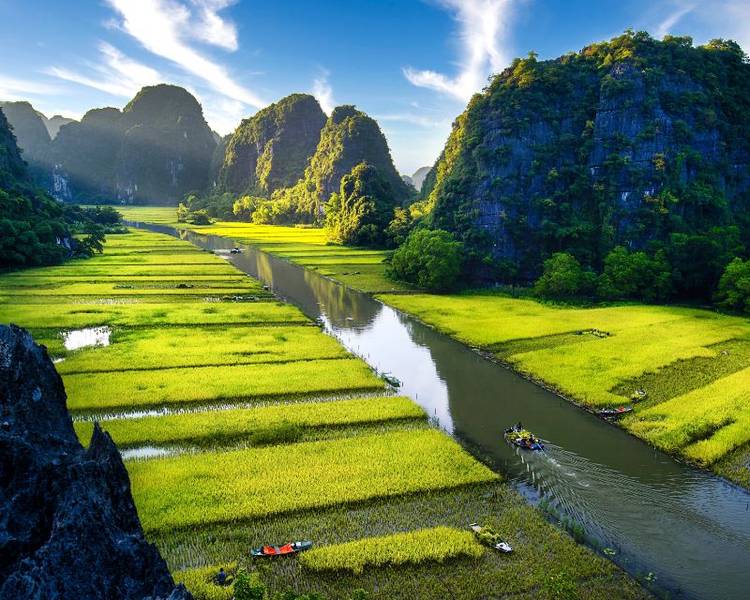 Khung cảnh hùng vĩ của Tam Cốc Bích Động tại Tràng An.