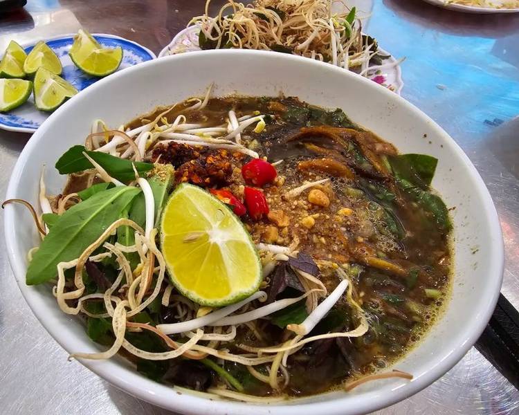 Du khách đến Tràng An thường bắt đầu buổi sáng bằng một bát miến lươn nóng hổi.