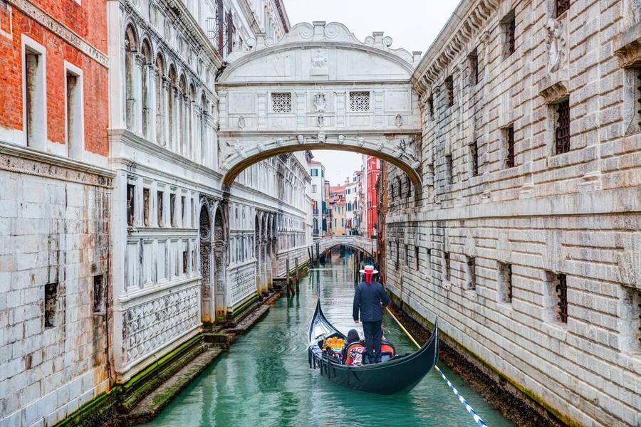 Du khách trải nghiệm đi thuyền gondola tại Venice.