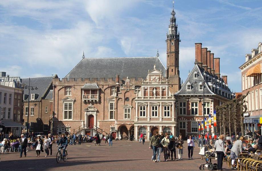 Quảng trường trước tòa thị chính Haarlem là điểm check-in nổi tiếng tại Hà Lan.
