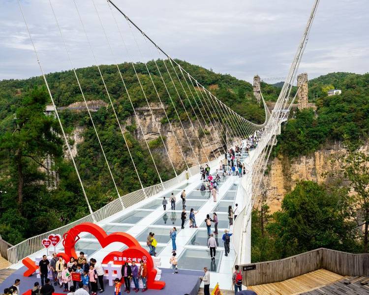 Cầu kính Bạch Long tại Trương Gia Giới là cầu kính dài và cao nhất Trung Quốc.