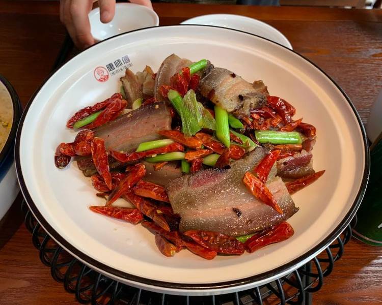 Thịt heo muối của người Thổ Gia là món ăn đặc trưng của Trương Gia Giới.