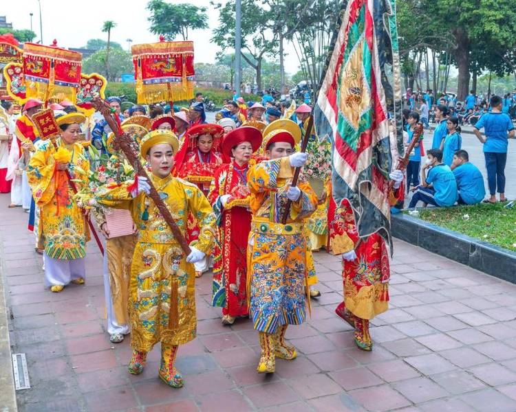 Festival Huế là lễ hội Việt Nam lớn nhất miền Trung được tổ chức 2 năm 1 lần.
