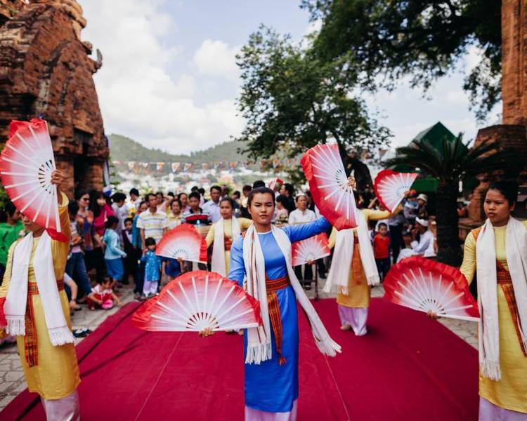 Lễ hội Tháp Bà Ponagar là lễ hội Việt Nam mang đậm dấu ấn của người Chăm.