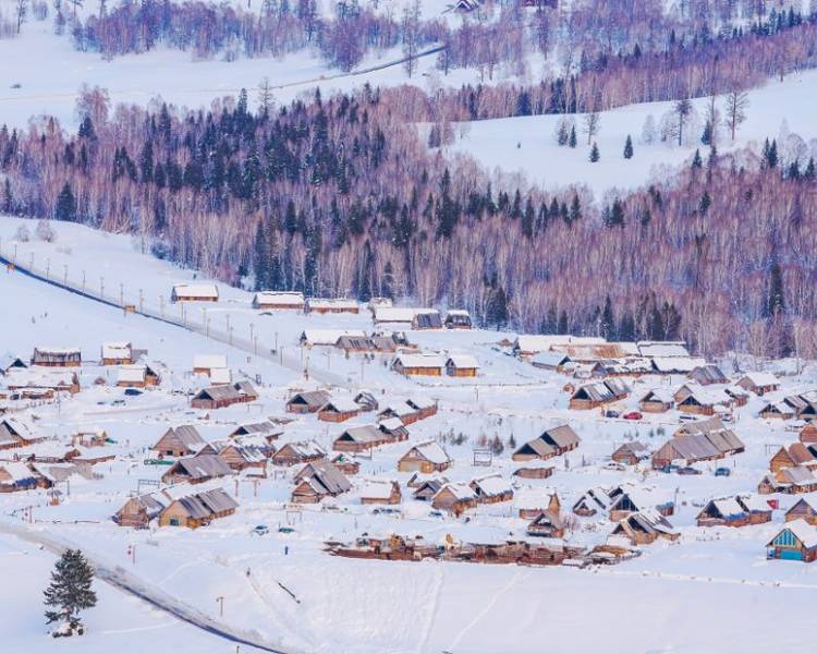 Đi du lịch Trung Quốc tháng 12 không thể nào bỏ qua làng Hemu phủ đầy tuyết tuyệt đẹp.