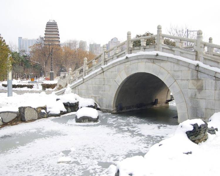 Tháp Đại Nhạn tràn ngập tuyết rơi trong mùa đông tháng 12.