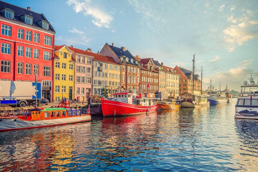 Kênh Nyhavn rực rỡ với những ngôi nhà đa sắc rực rỡ tại Copenhagen, Đan Mạch. 