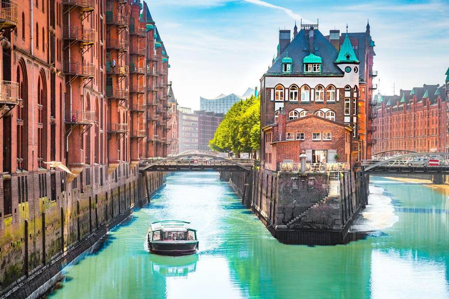 Thành phố cảng Hamburg sầm uất là điểm đến lý tưởng trong các chuyến du lịch Đức. 