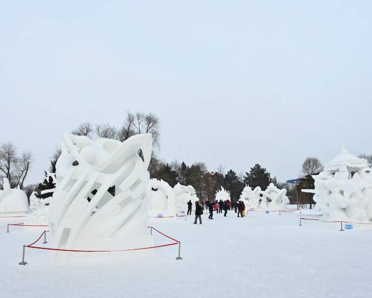 Đảo Mặt Trời Hắc Long Giang thu hút bởi du khách bởi những tác phẩm điêu khắc băng cùng những trò chơi mùa đông thú vị.