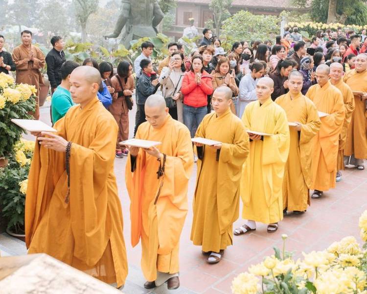 Hành hương, lễ Phật tại chùa Địa Tạng Phi Lai để cầu bình an cho gia đình.