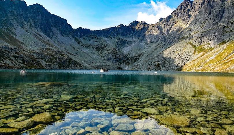 Khung cảnh thiên nhiên hùng vĩ và tráng lệ tại mắt biển Morskie Oko. 