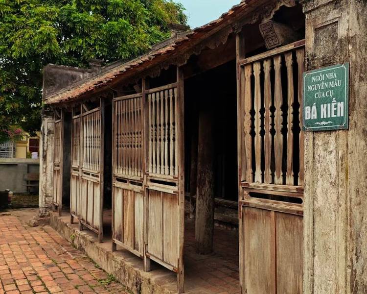 Sau khi tham quan chùa Địa Tạng Phi Lai, bạn có thể ghé thăm ngôi nhà Bá Kiến để tìm hiểu câu chuyện làng Vũ Đại.