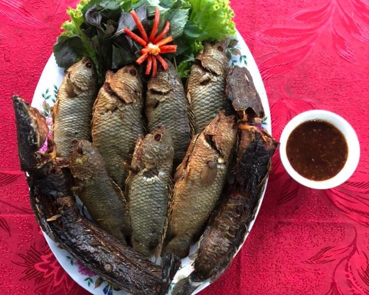 Du khách có thể thưởng thức cá nướng ngon lành tại KDL sinh thái ven sông Bình Mỹ.