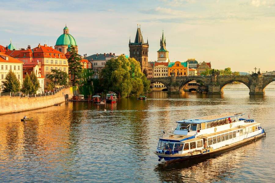 Tàu du lịch trên sông Vltava thuộc khu phố cổ ở Prague. 
