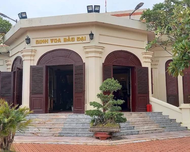 Dinh Vua Bảo Đại là điểm dừng chân bạn không nên bỏ qua khi đến Đồ Sơn.