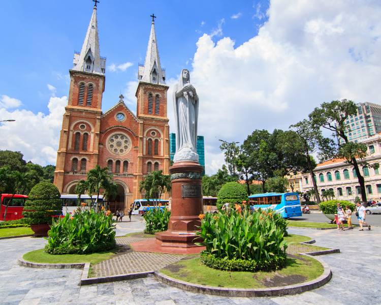 Một lựa chọn kết hợp hấp dẫn không kém chính là công viên gầm cầu Ba Son và nhà thờ Đức Bà Sài Gòn.