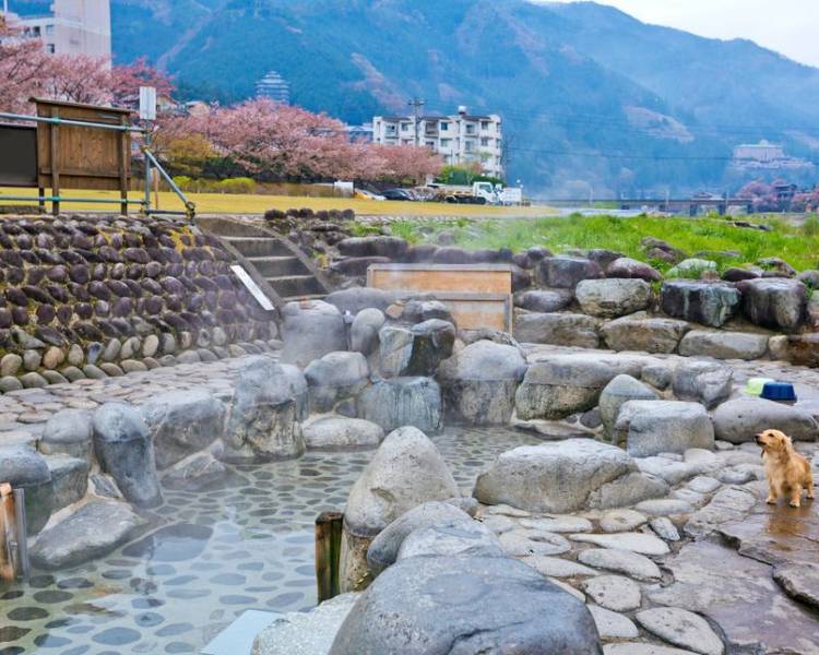 Khi đến Gero Onsen bạn sẽ hiểu rõ tắm onsen là gì qua làn nước trong suốt, kiềm nhẹ.