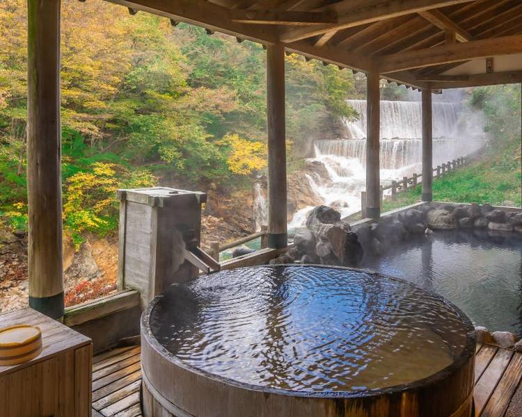 Đến Hirayu Onsen bạn sẽ hiểu được tắm onsen là gì giữa thiên nhiên hoang sơ với các bể tắm ngoài trời.