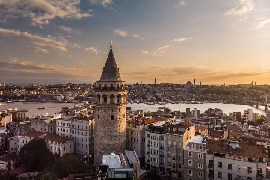 Du khách có thể lên tòa tháp Galata để ngắm toàn cảnh Istanbul và eo biển Bosphorus. 