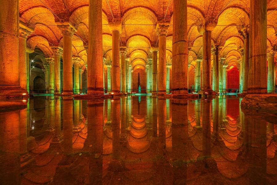 Bể chứa nước ngầm cổ đại Basilica Cistern với kiến trúc choáng ngợp. 