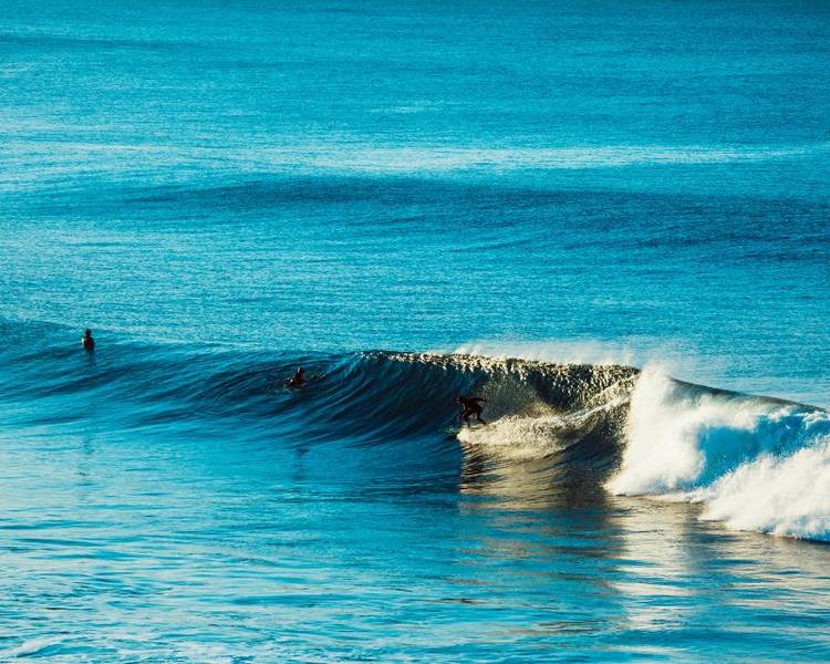 Bãi biển Bells Beach tại Great Ocean Road Úc là nơi quy tụ hàng loạt vận động viên lướt sóng hàng đầu.